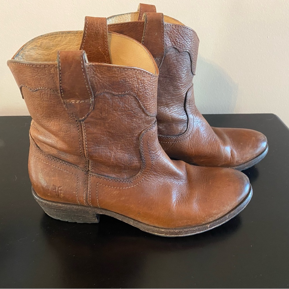Frye Women’s Billy Short ankle booties Congnac color